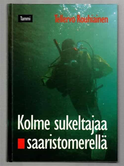 Kolme sukeltajaa saaristomerellä
