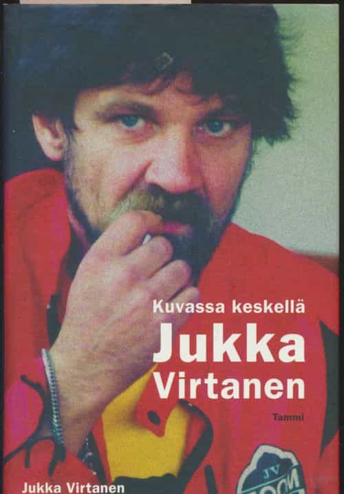 Kuvassa keskellä